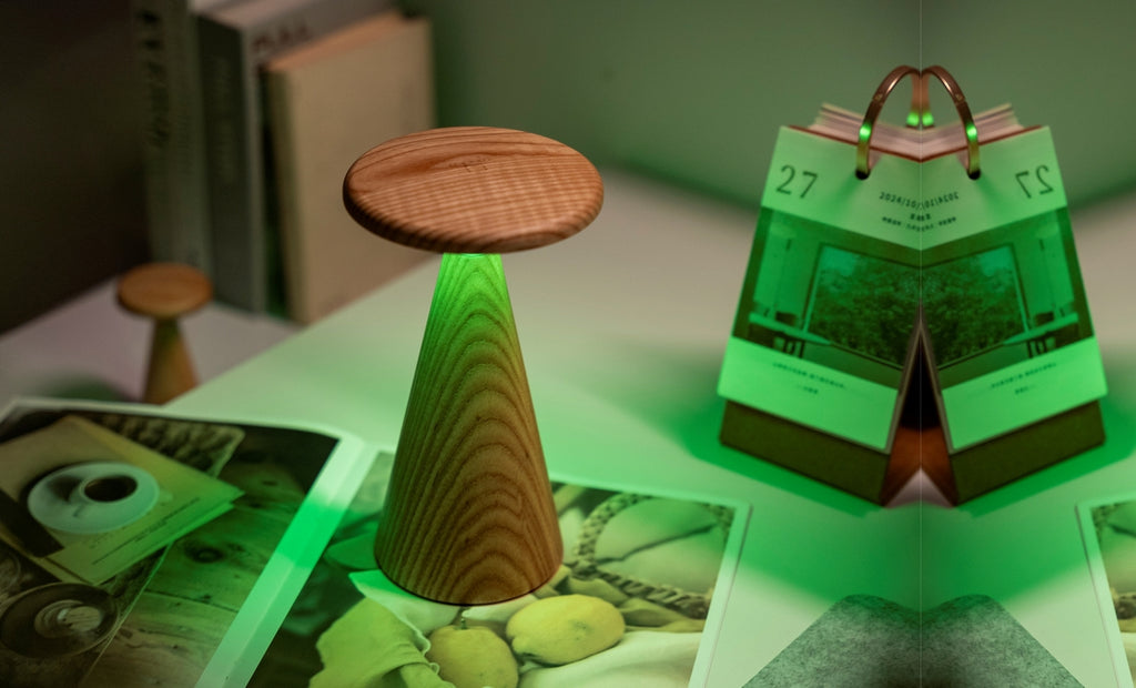 Gingko Design – Sylva Tischleuchte - Weiße Esche - 2 Größen, eine Holzlampe mit grünem Licht und einem Kalender
