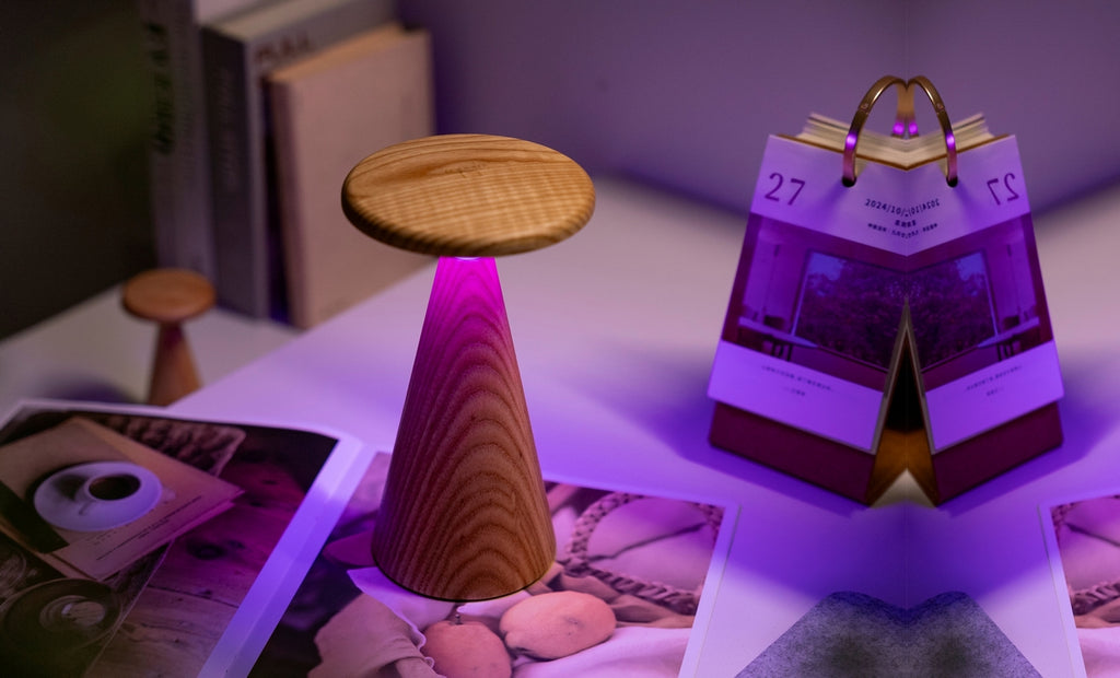 Gingko Design – Sylva Tischleuchte – Weiße Esche – 2 Größen, Holztischleuchte mit violettem Licht, Kalender und Büchern