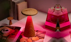 Gingko Design – Sylva Tischleuchte - Weiße Esche - 2 Größen, eine Tischleuchte aus Holz mit rotem Licht neben einem Kalender