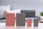 Gingko Design – Lampa Smart Book LED - Len Pudrowy Róż - 2 Rozmiary, cztery notesy o różnych rozmiarach i kolorach na stole