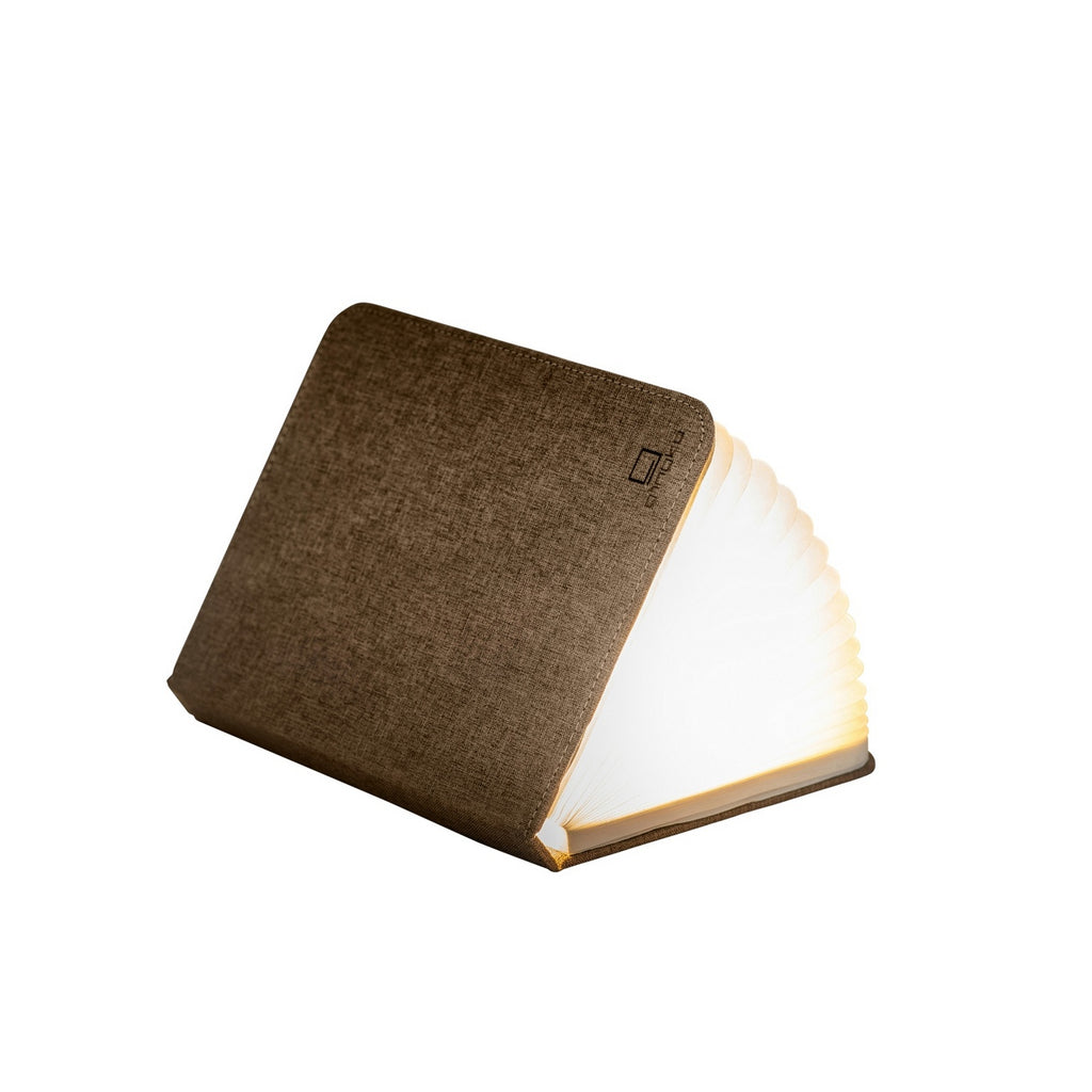 Gingko Design – Lámpara Smart Book LED - Lino Marrón Café - Mini, libro luminoso marrón abierto sobre fondo blanco, vista de tres cuartos