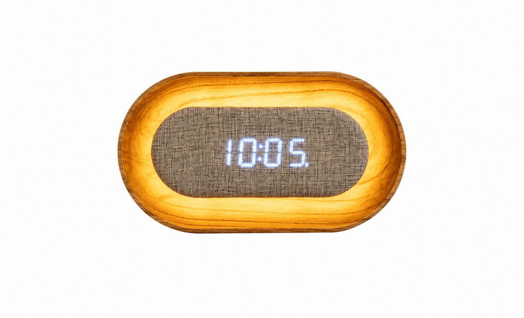Gingko Design – Lumos Uhr - Oval Weiße Esche, digitaler Wecker aus hellem Holz mit Zeitanzeige auf grauem Stoff