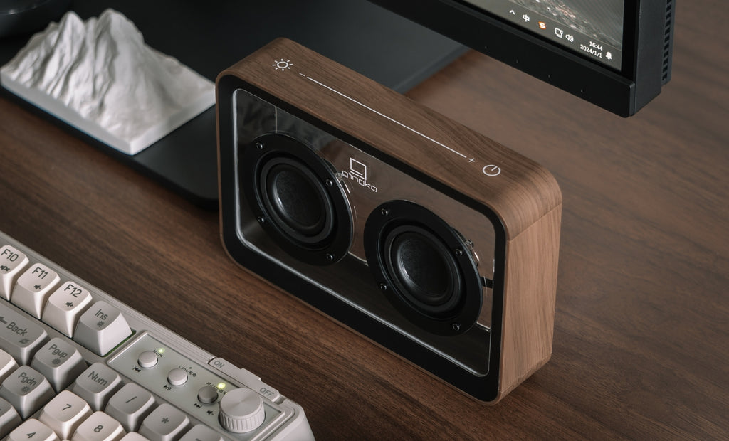Gingko Design – Przezroczysty głośnik Bluetooth Mage – Orzech, głośnik z drewna i szkła stojący na drewnianym biurku