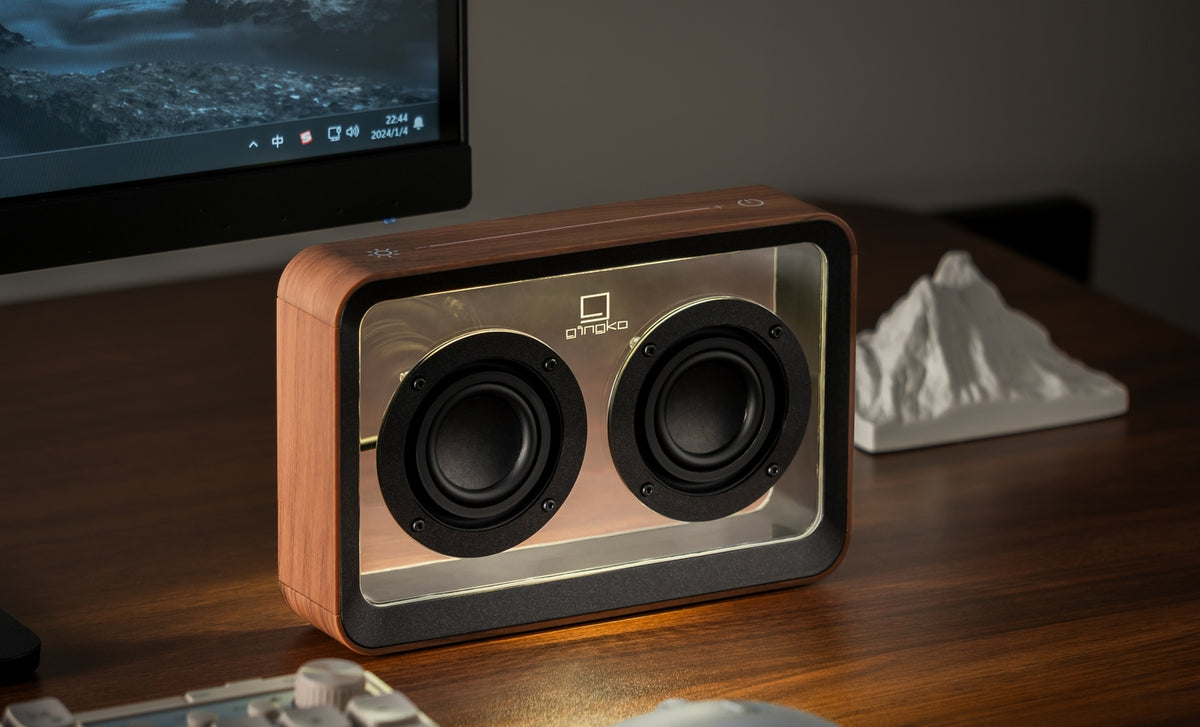 Gingko Design – Przezroczysty głośnik Bluetooth Mage – Orzech, głośnik z drewna i metalu stojący na drewnianym biurku