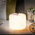 Gingko Design – Lampa Smart Book LED - Len Pudrowy Róż - 2 Rozmiary, świecąca lampa książkowa stojąca na biurku z jasnego drewna