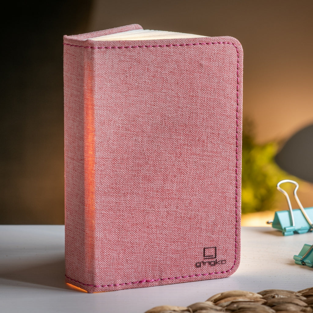 Gingko Design – Lampa Smart Book LED - Len Pudrowy Róż - 2 Rozmiary, różowa świecąca książka stojąca na stole, przytulna atmosfera