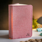 Gingko Design – Lampa Smart Book LED - Len Pudrowy Róż - 2 Rozmiary, różowa świecąca książka stojąca na stole, przytulna atmosfera