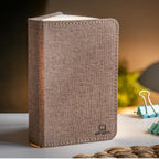 Gingko Design – Lámpara Smart Book LED - Lino Marrón Café - Mini, lámpara de noche con forma de libro, color marrón, sobre una mesa