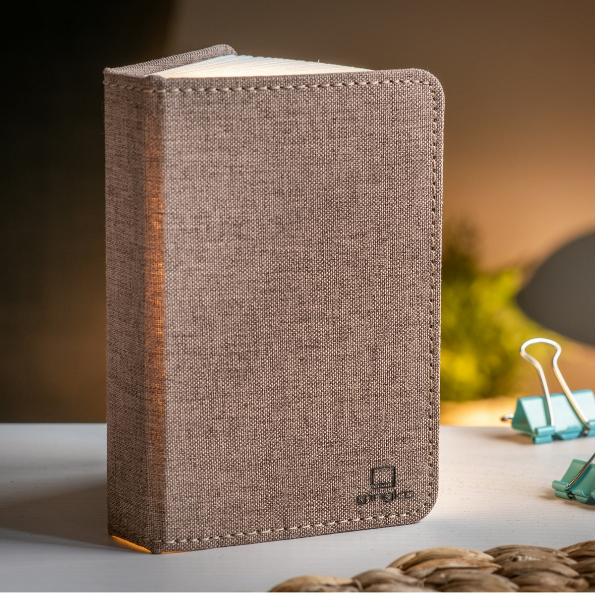 Gingko Design – Lámpara Smart Book LED - Lino Marrón Café - Mini, lámpara de noche con forma de libro, color marrón, sobre una mesa