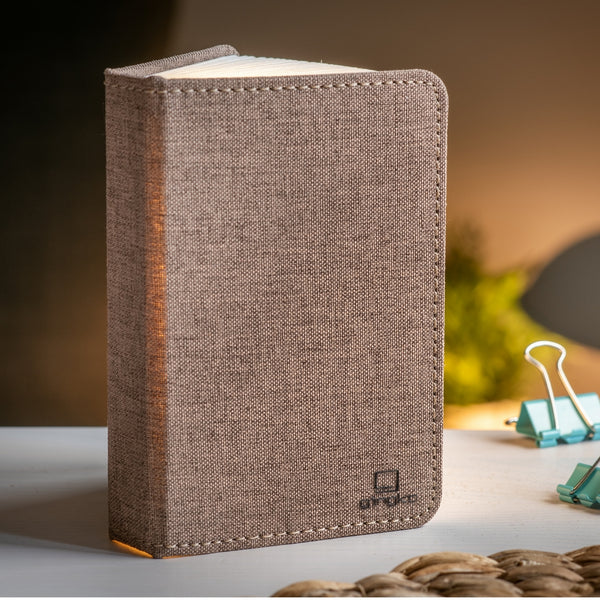 Gingko Design – Lámpara Smart Book LED - Lino Marrón Café - Mini, lámpara de noche con forma de libro, color marrón, sobre una mesa