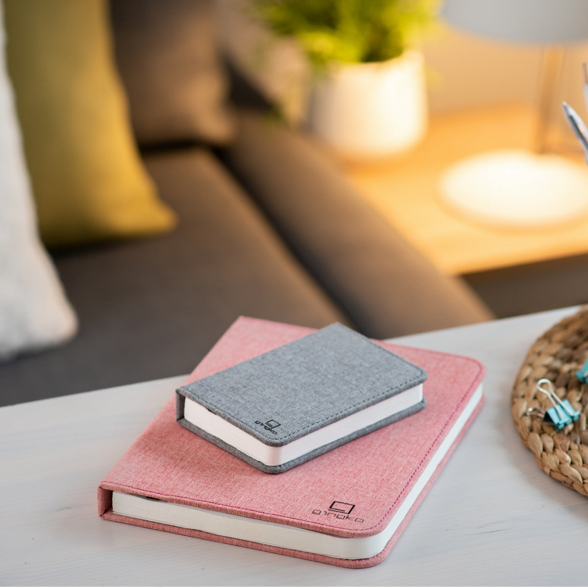 Gingko Design – Lampa Smart Book LED - Len Miejski Szary - 2 Rozmiary, dwa notesy, różowy i szary, leżące na stole