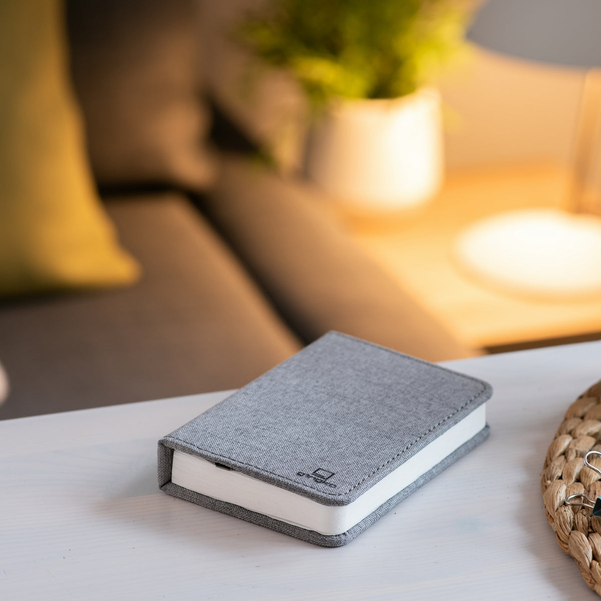 Gingko Design – Lampa Smart Book LED - Len Miejski Szary - 2 Rozmiary, szara książka leżąca na stoliku kawowym w salonie