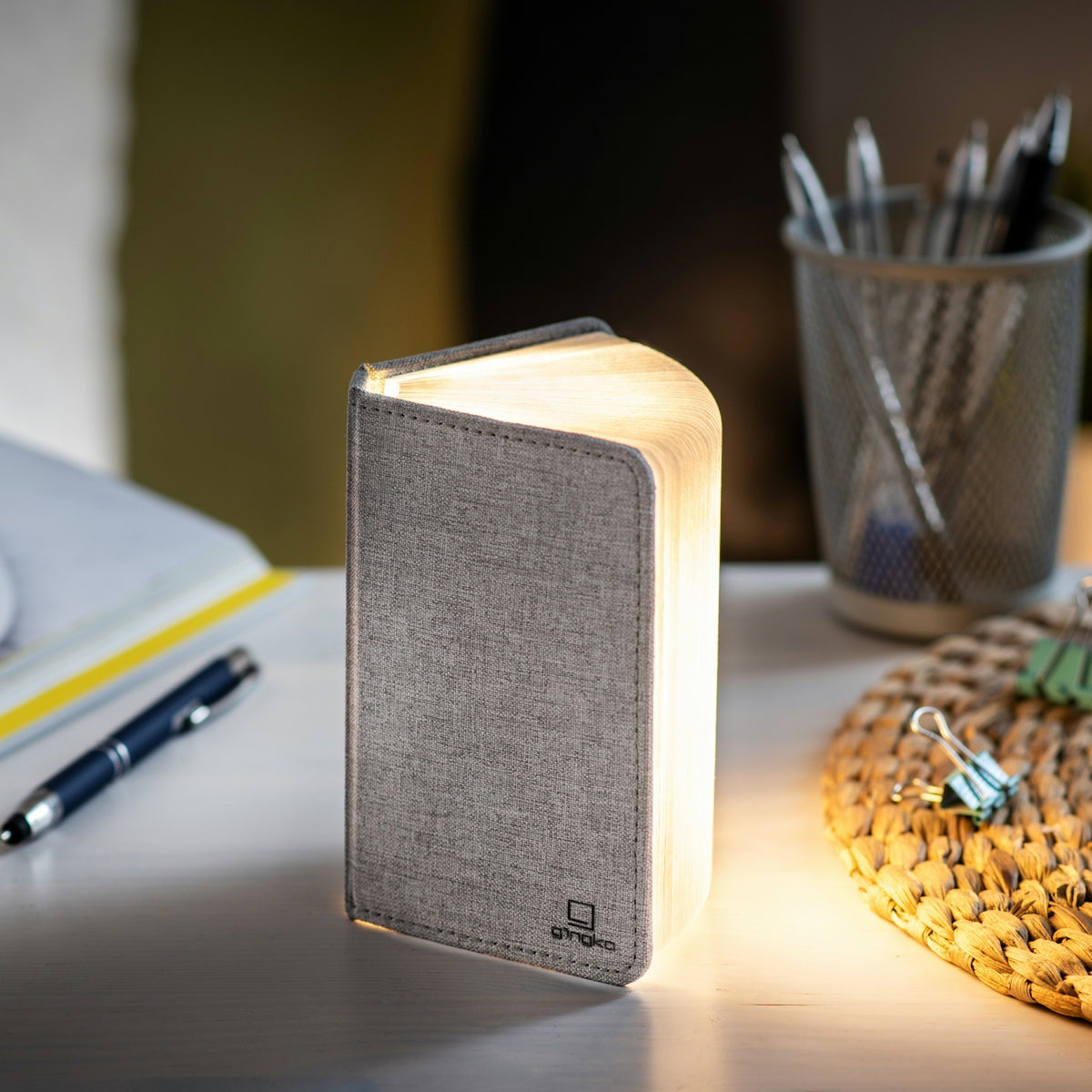 Gingko Design – Lampa Smart Book LED - Len Miejski Szary - 2 Rozmiary, lampa stołowa w kształcie książki, włączona, na biurku