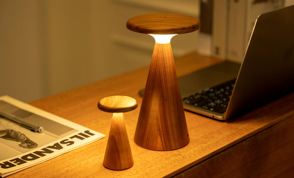 Gingko Design – Sylva Tischleuchte - Weiße Esche - 2 Größen, zwei Tischleuchten aus Holz in verschiedenen Größen auf einem Schreibtisch