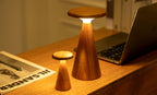 Gingko Design – Sylva Tischleuchte - Weiße Esche - 2 Größen, zwei Tischleuchten aus Holz in verschiedenen Größen auf einem Schreibtisch