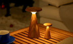 Gingko Design – Sylva Tischleuchte - Weiße Esche - 2 Größen, zwei eingeschaltete Holzleuchten auf einem Couchtisch aus Holz