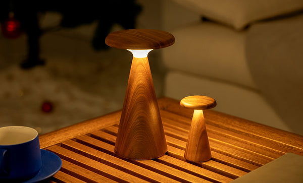 Gingko Design – Lámpara de mesa Sylva - Fresno blanco - 2 tamaños, dos lámparas de madera encendidas sobre una mesa de centro de madera