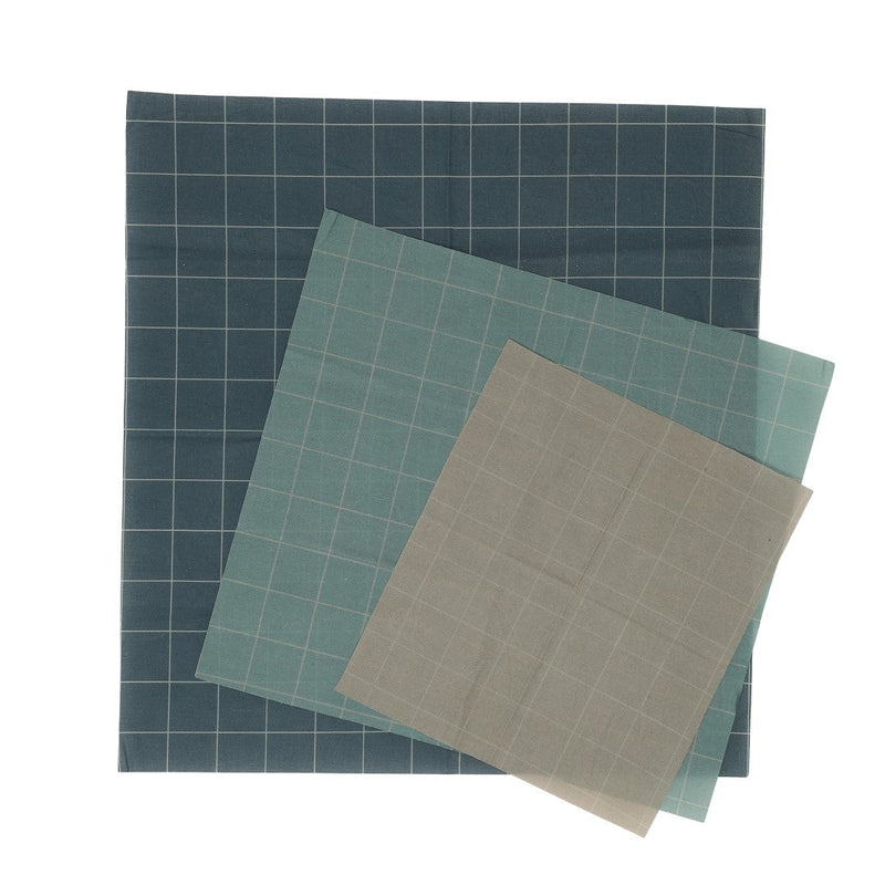 PACK DE 3 GOURDES SOUPLES RÉUTILISABLES HAPS NORDIC, Nos emballages réutilisables Haps Nordic sont une alternative naturelle au papier d'aluminium et au film plastique. Fabriqués à partir de coton biologique certifié GOTS et recouverts de cire d'abeille et d'huile de jojoba, les emballages sont respirants et entièrement naturels, ils gardent vos aliments frais plus longtemps.