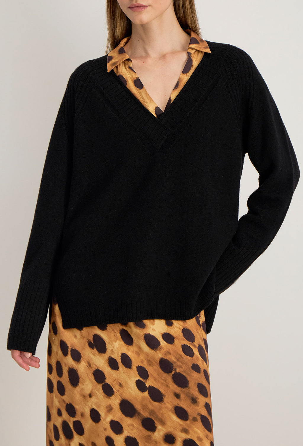 Sweter z dekoltem w serek Hilda - Czarny