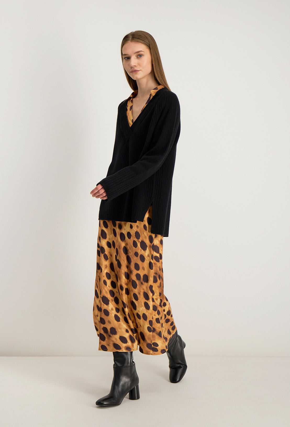 Sweter z dekoltem w serek Hilda - Czarny