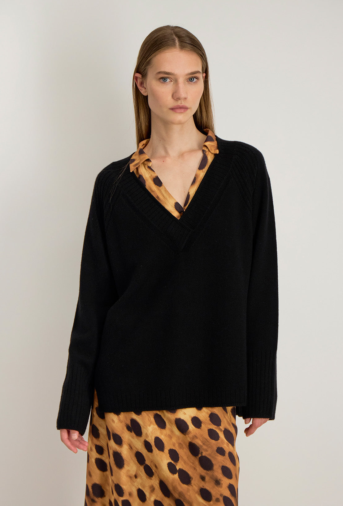 Sweter z dekoltem w serek Hilda - Czarny