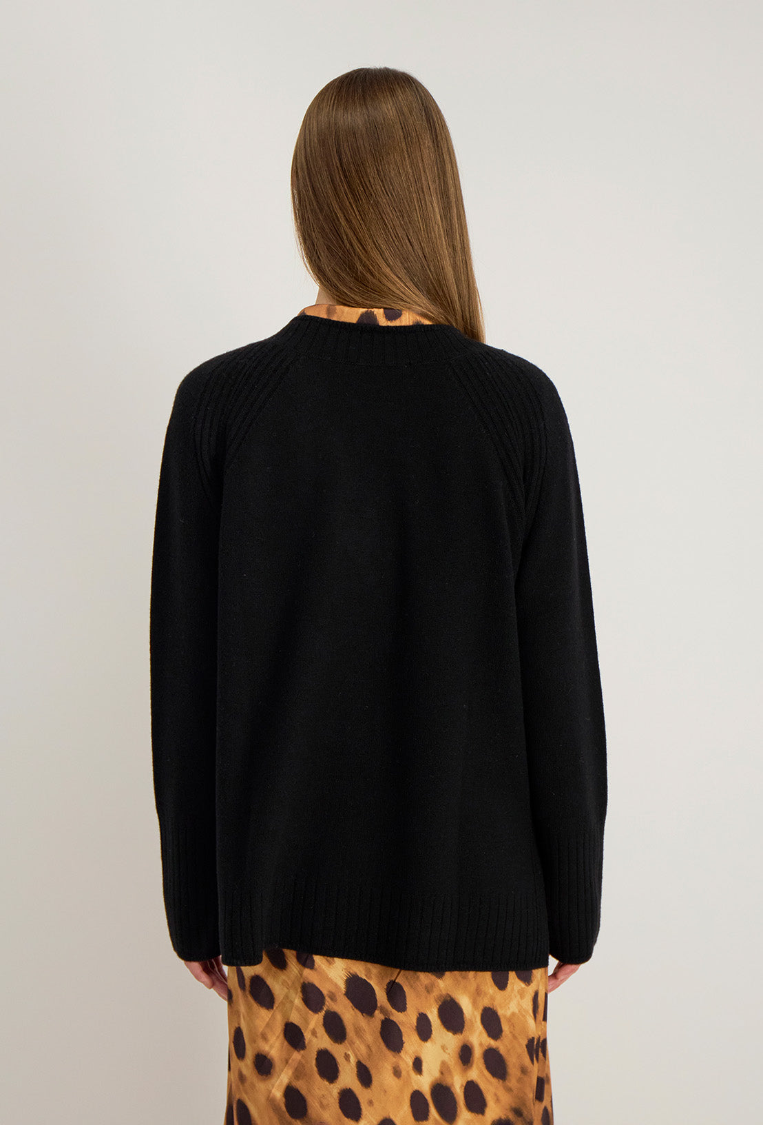 Sweter z dekoltem w serek Hilda - Czarny