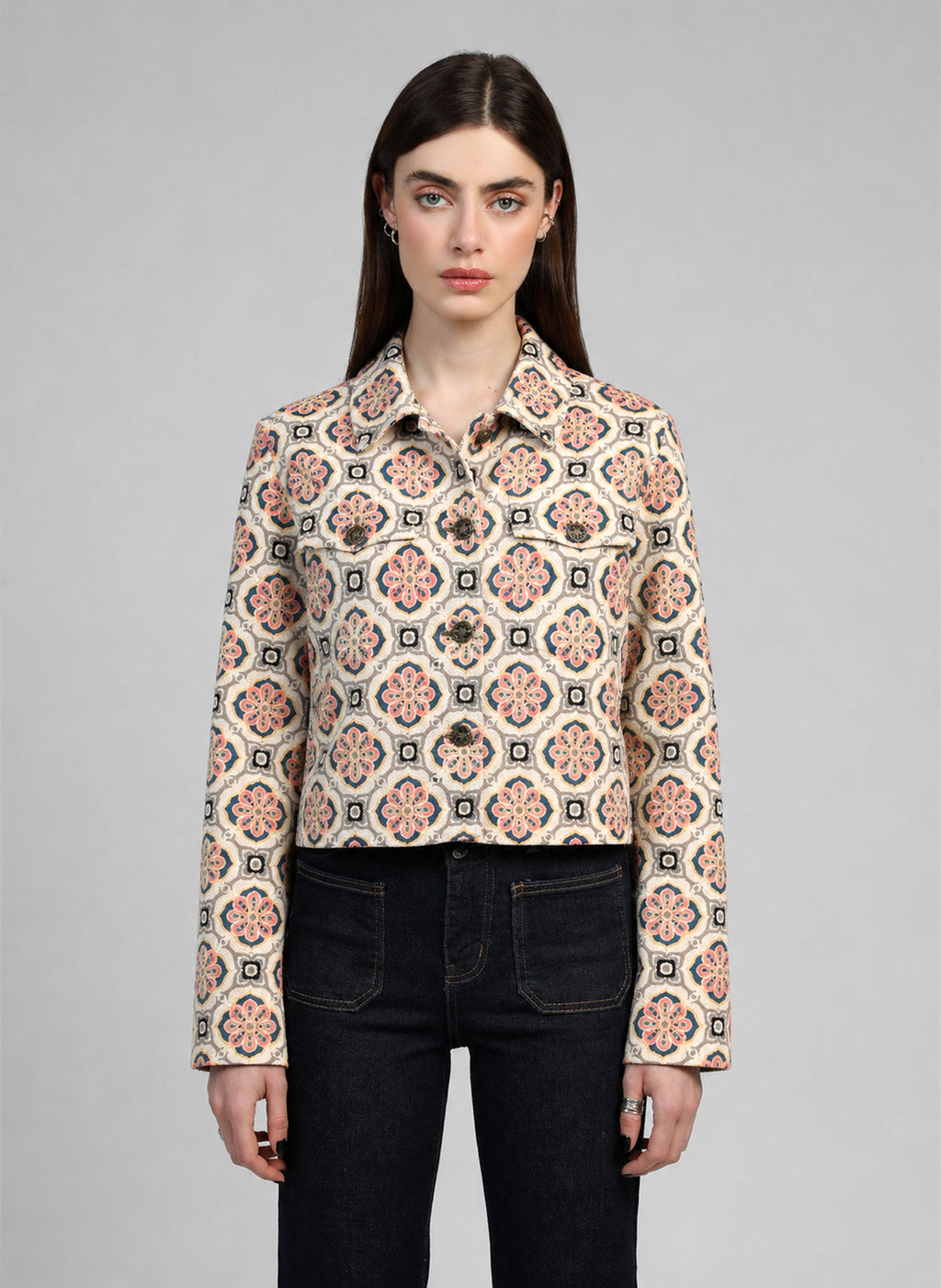 An'ge – Veste Helyana Ecru, mannequin portant une veste courte à motifs géométriques, vue de face