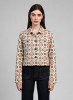 An'ge – Veste Helyana Ecru, mannequin portant une veste courte à motifs géométriques, vue de face