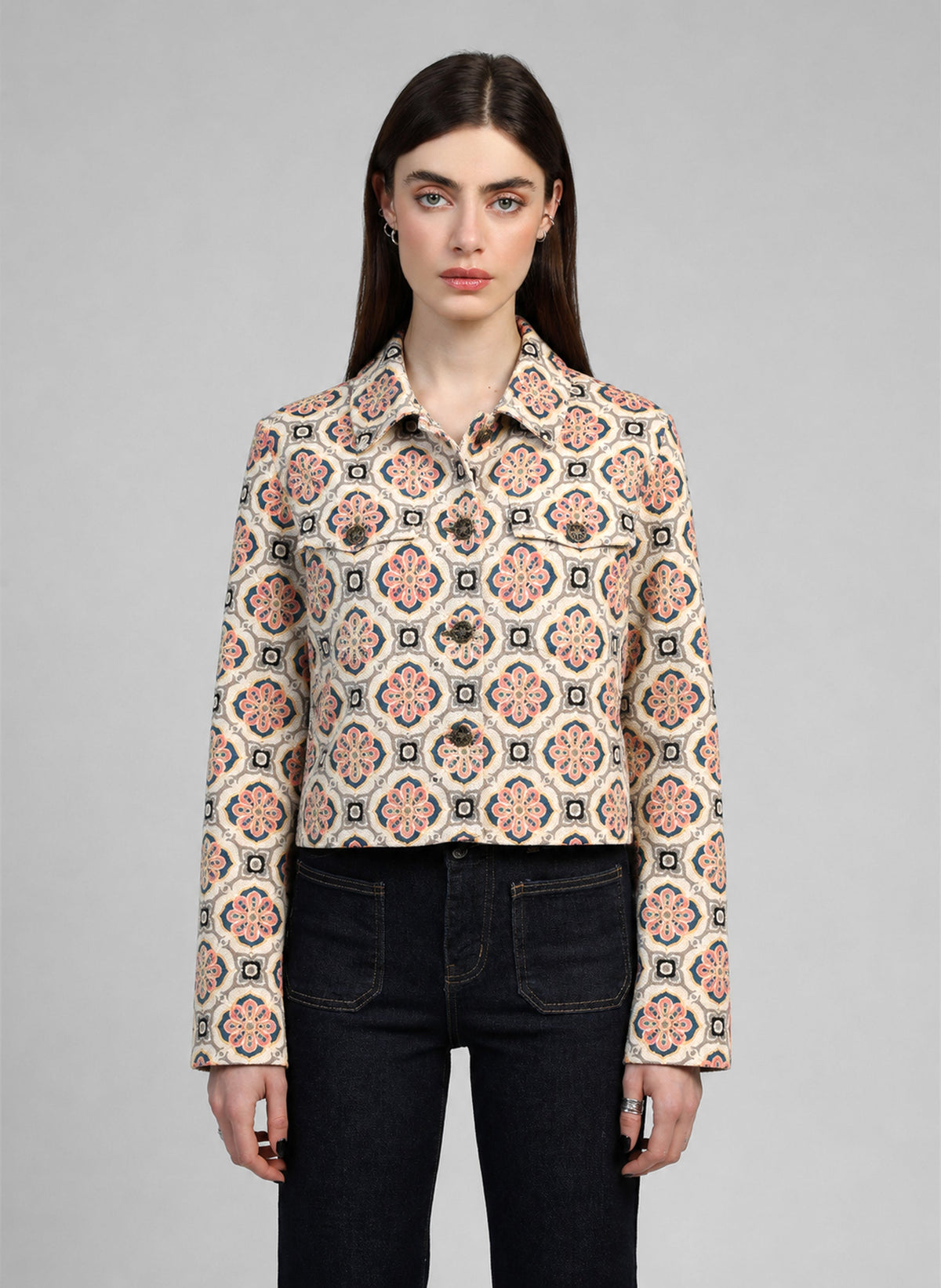 An'ge – Veste Helyana Ecru, mannequin portant une veste courte à motifs géométriques, vue de face