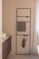 Handtuchleiter Estina mit grauem Handtuch, elegante Badezimmerzubehör für modernen Wohnraum.