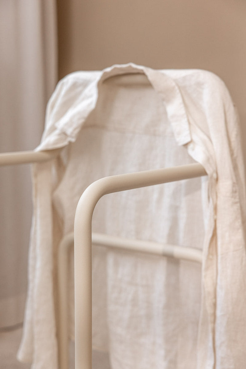 Herrendiener JAMES mit einem lässigen Hemd auf der Stange, minimalistischer Kleiderständer für stilvolle Schlafzimmer.