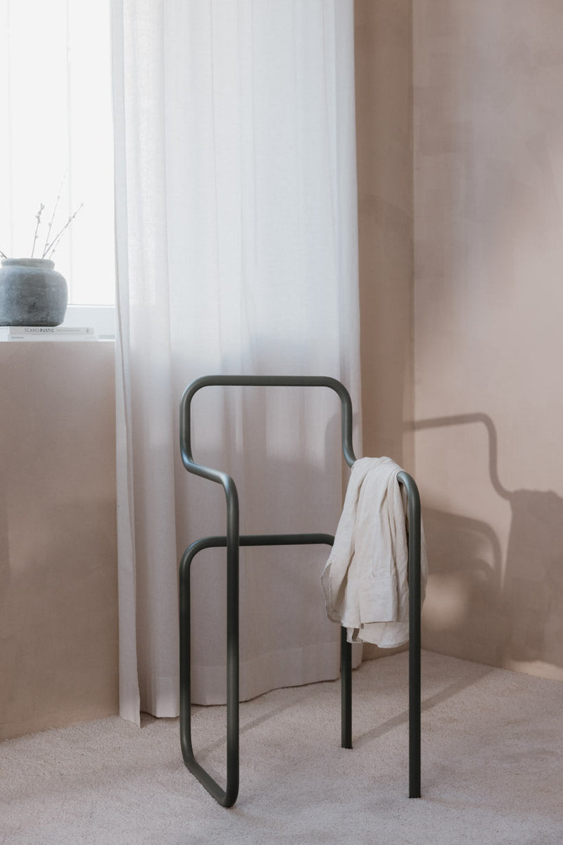 Minimalist Herrendiener JAMES Kleiderständer in einem hellen Schlafzimmer, ideal für Kleidung und Accessoires.