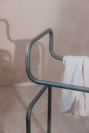 Detailaufnahme des Herrendieners JAMES mit minimalistischer Designstruktur und Kleidung drapiert.