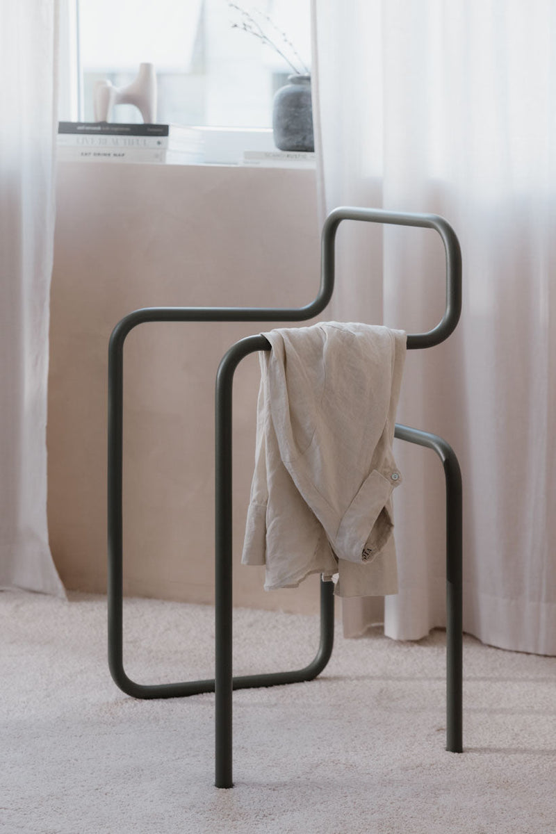 Minimalist Herrendiener JAMES mit Kleidung auf einem modernen Kleiderständer in einem stilvollen Raum.