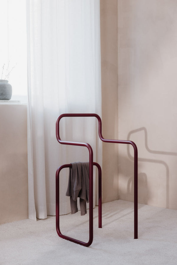 Herrendiener JAMES, minimalistischer Kleiderständer in burgunder Rot, perfekt für Schlafzimmer und Ankleidezimmer.