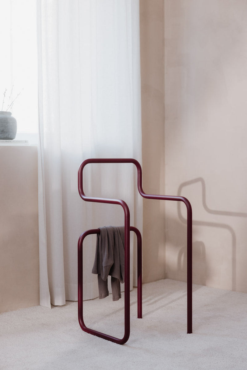 Herrendiener JAMES, minimalistischer Kleiderständer in burgunder Rot, perfekt für Schlafzimmer und Ankleidezimmer.