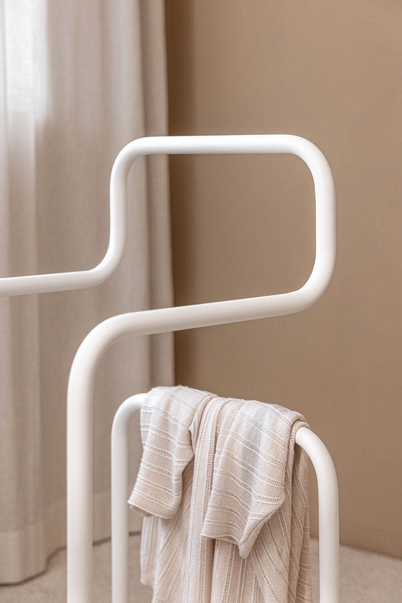 Minimalist Herrendiener mit einem leichten Stoffhänger, ideal für Clothing im Schlafzimmer.