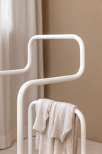 Minimalist Herrendiener mit einem leichten Stoffhänger, ideal für Clothing im Schlafzimmer.