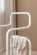 Minimalist Herrendiener mit einem leichten Stoffhänger, ideal für Kleidung im Schlafzimmer.