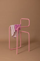 Minimalist Herrendiener JAMES in Pink mit Kleidungsstücken, stylische Aufbewahrung für Schlafzimmer.