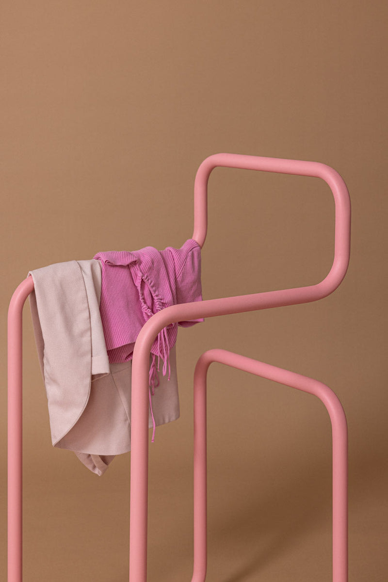 Minimalist Herrendiener JAMES in Pink, Kleiderständer mit Kleidung in schickem Design.