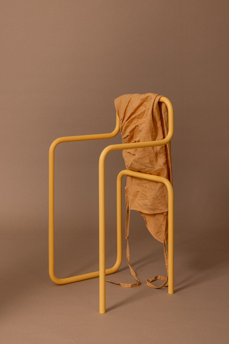 Minimalist Herrendiener JAMES in Gelb mit einer Stoff-jacke, stilvoller Kleiderständer für moderne Schlafzimmer.