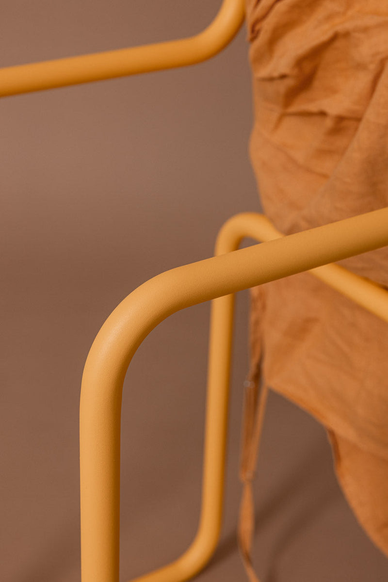 Detailaufnahme des Herrendiener JAMES mit stilvollen runden Rohren und minimalistischen Design.