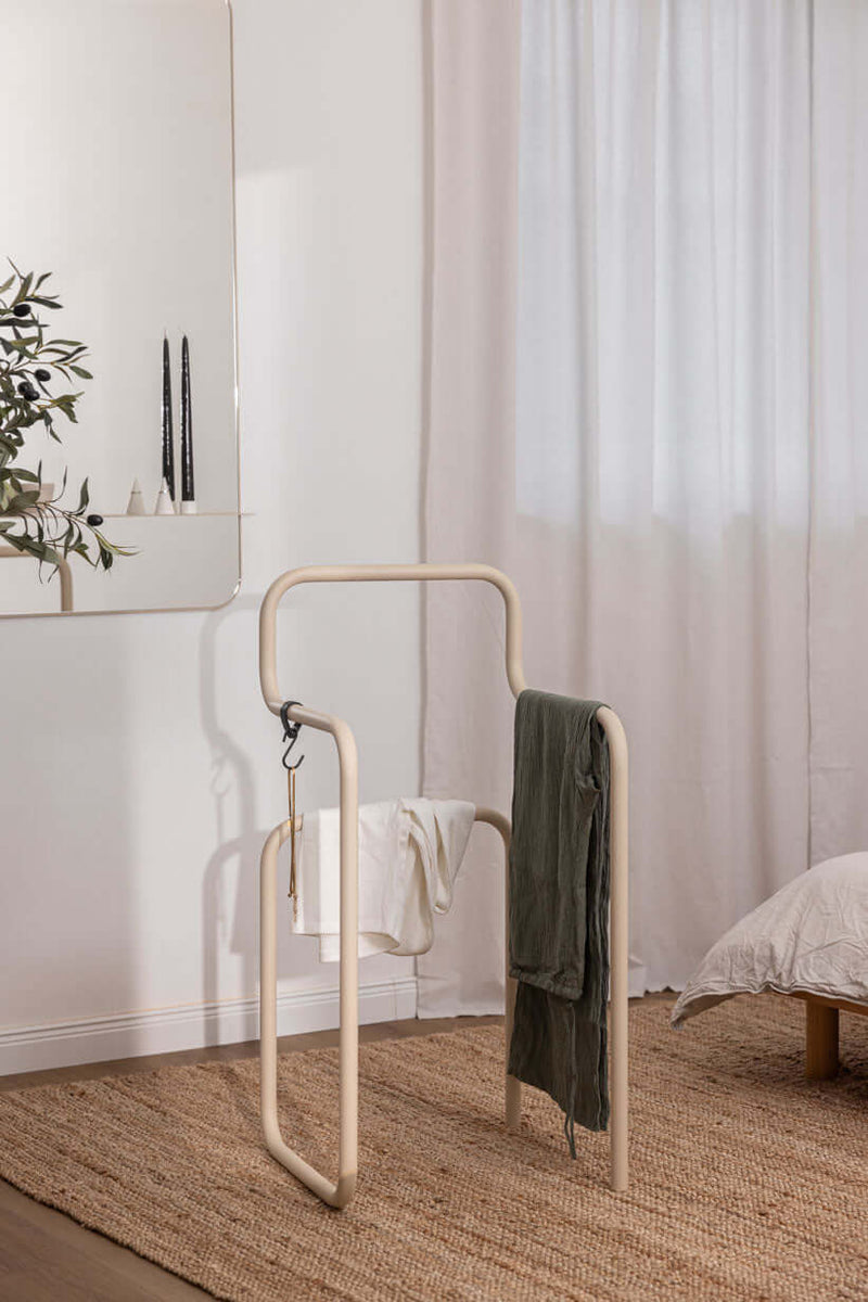 Minimalist Herrendiener JAMES mit Kleidungsstücken in modernem Schlafzimmer