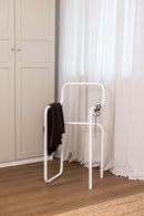 Minimalist Herrendiener JAMES mit braunem Tuch in einem modernen Schlafzimmer.