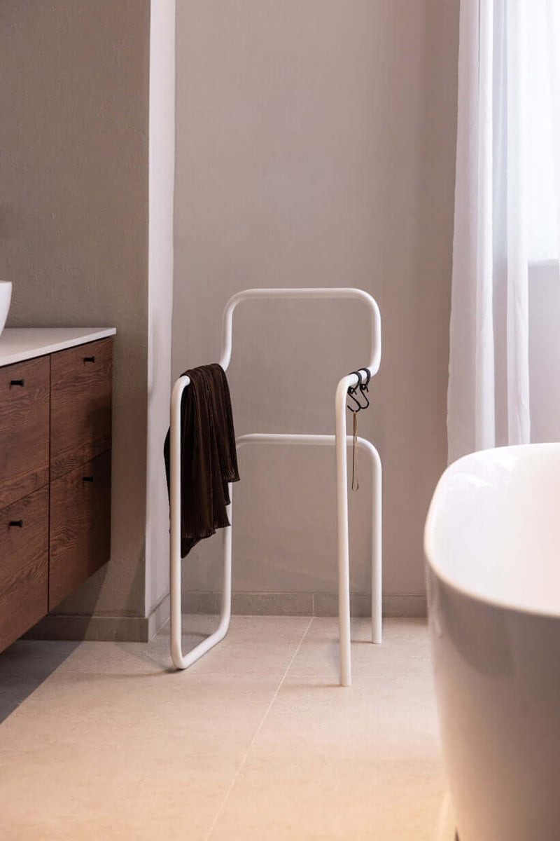 Minimalist Herrendiener JAMES in einem modernen Badezimmer mit Kleidung auf dem Ständer.