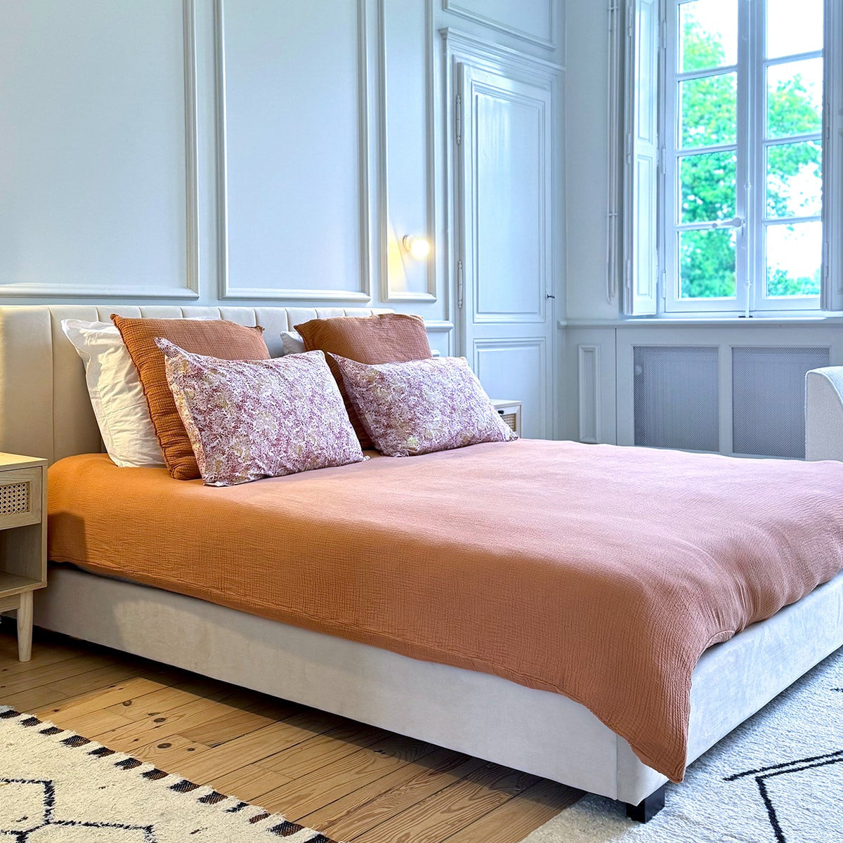 William - Lit Adulte avec Tête de Lit Capitonnée en Velours Sable 140x190 - Beige
