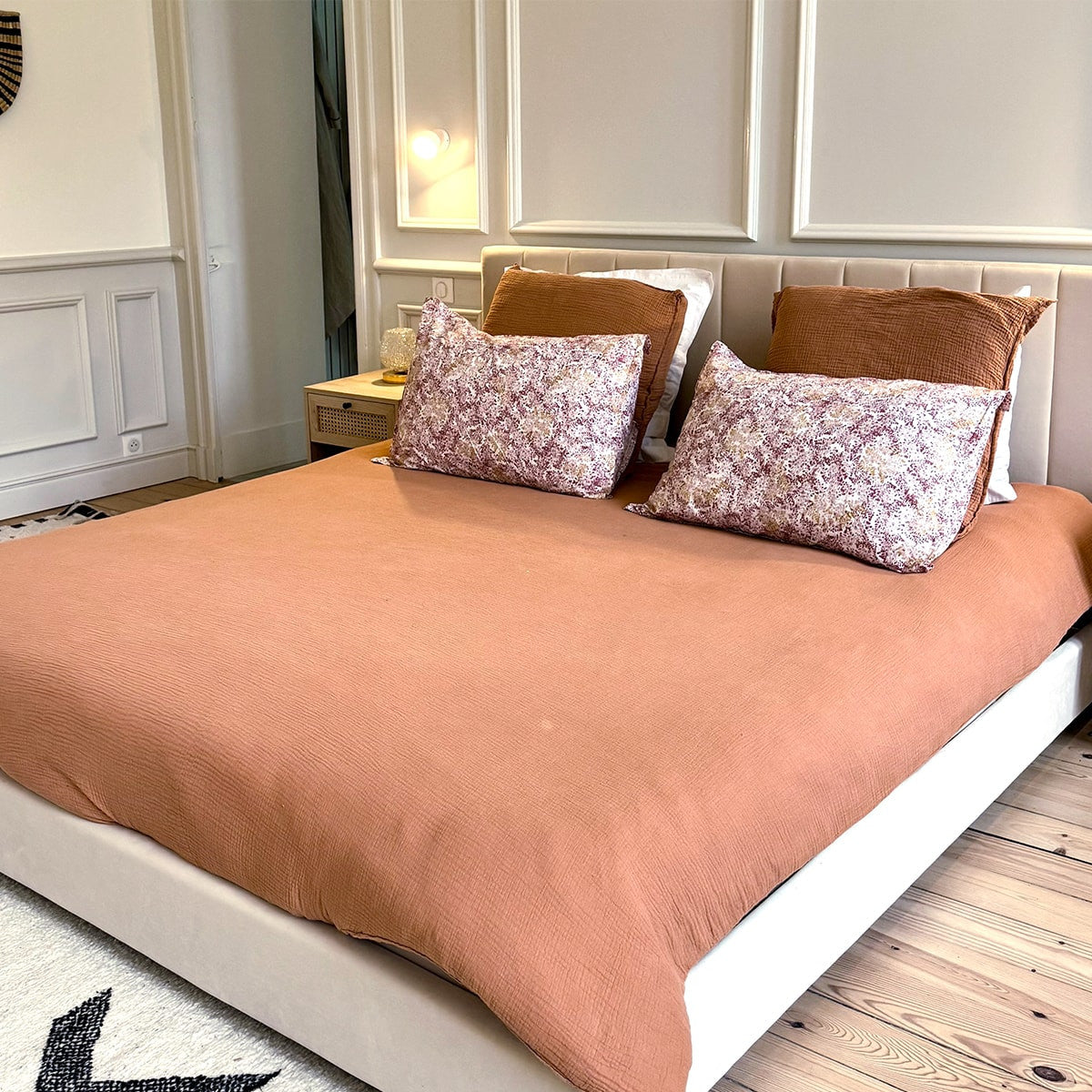 William - Lit Adulte avec Tête de Lit Capitonnée en Velours Sable 140x190 - Beige