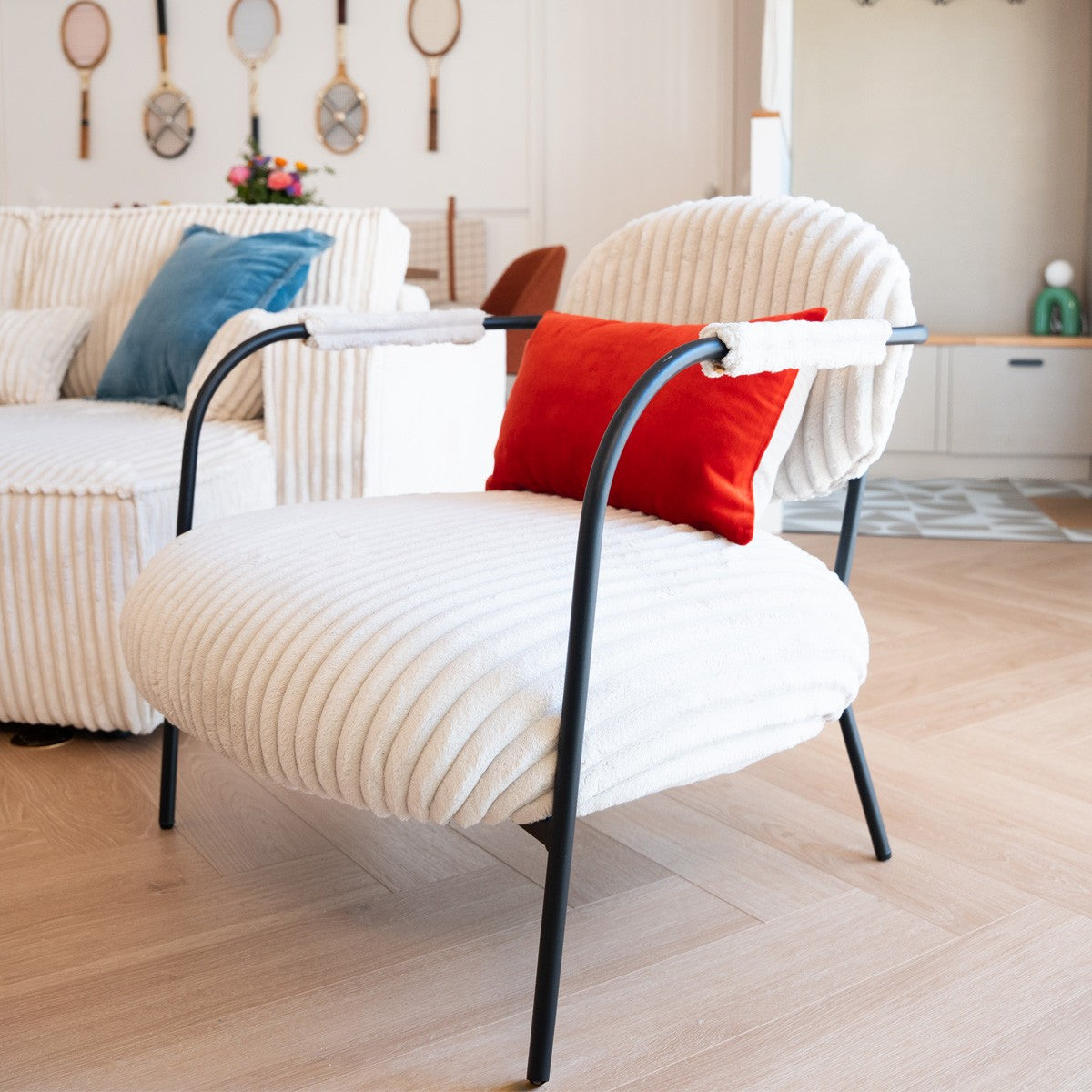 Léon - Fauteuil en Velours Côtelé et Piètement Noir - Beige