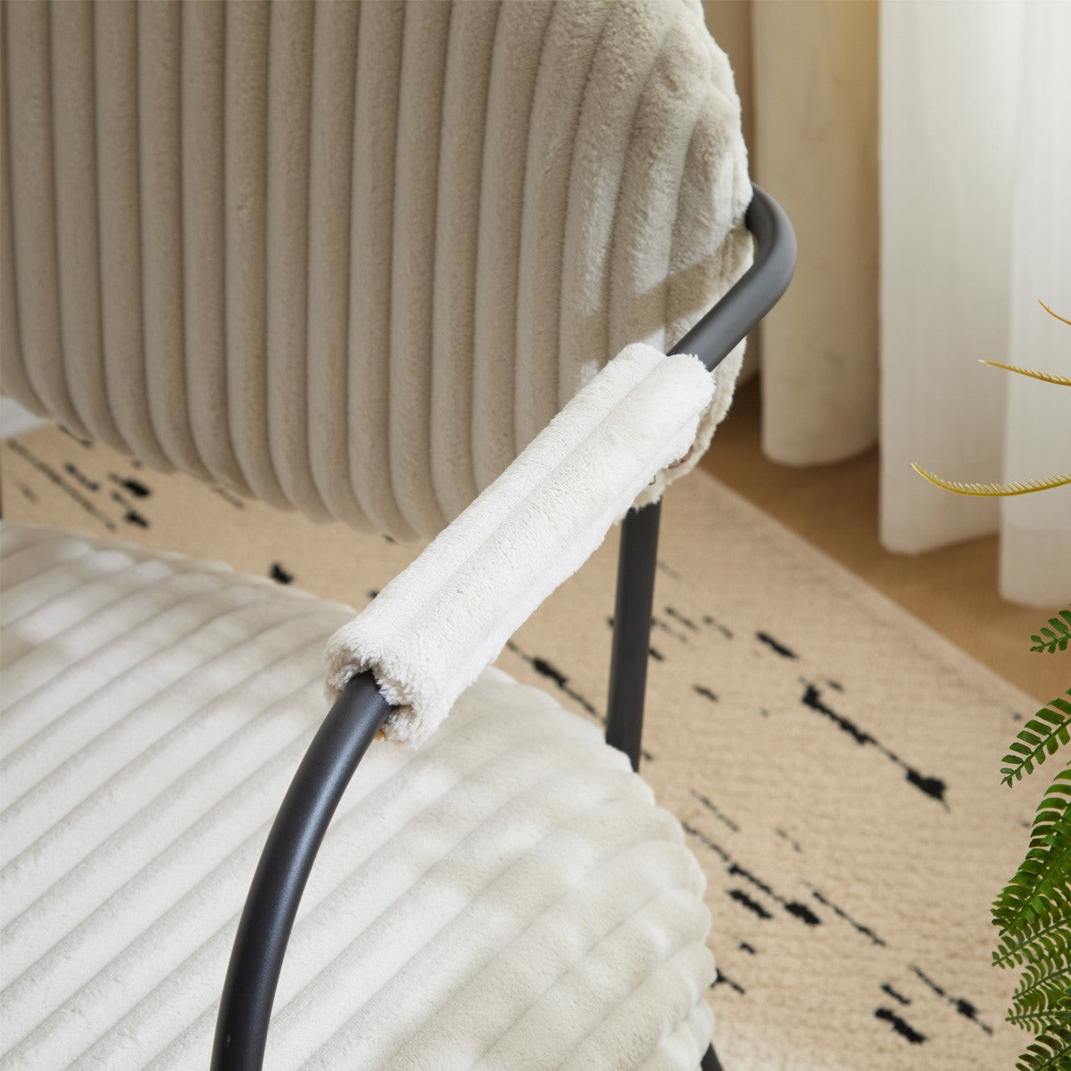 Léon - Fauteuil en Velours Côtelé et Piètement Noir - Beige